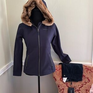Marmot navy blue Davos  jacket with brown faux fur hood. Mint condition. Small
